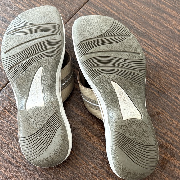 Clarks Cloudsteppers Flip Flops in Tan - Picture 4 of 5